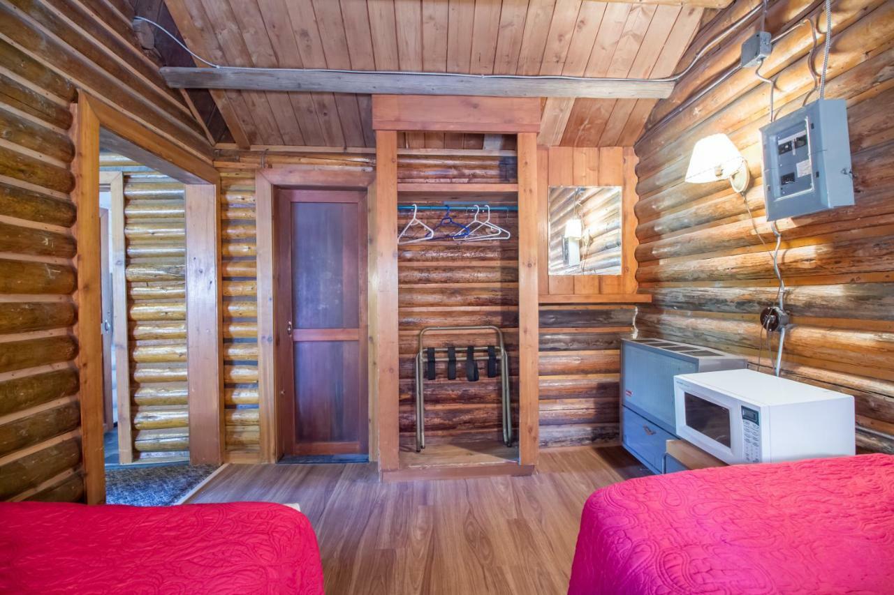 Vermillion Crossing Kootenay Park Lodge מראה חיצוני תמונה